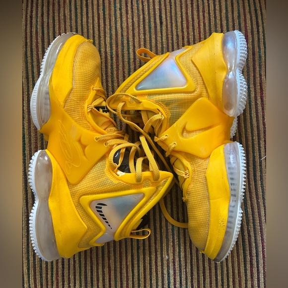 Yellow/Gold Lebron XIX - Picture 1 of 3